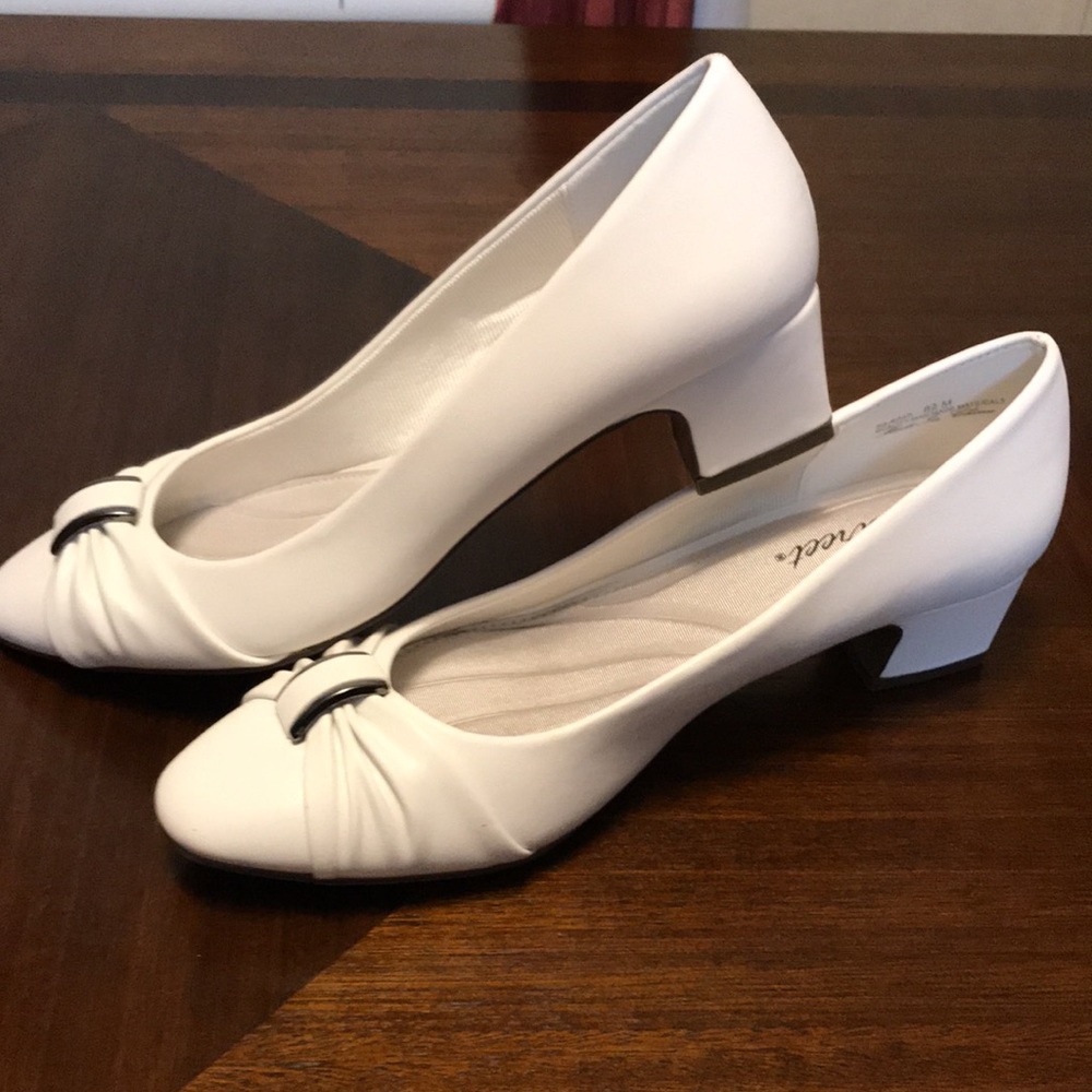 Easy Street size 8-1/2M white dress heels.